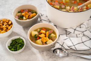 Clube da Horta - Foto servindo sopa de ervilha em tigelas de sopa de cerâmica.