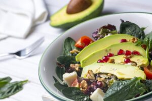 Salada de abacate com espinafre e romã