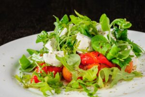 Clube da Horta - exemplo de receitas de saladas com rúcula, tomate e espinafre  